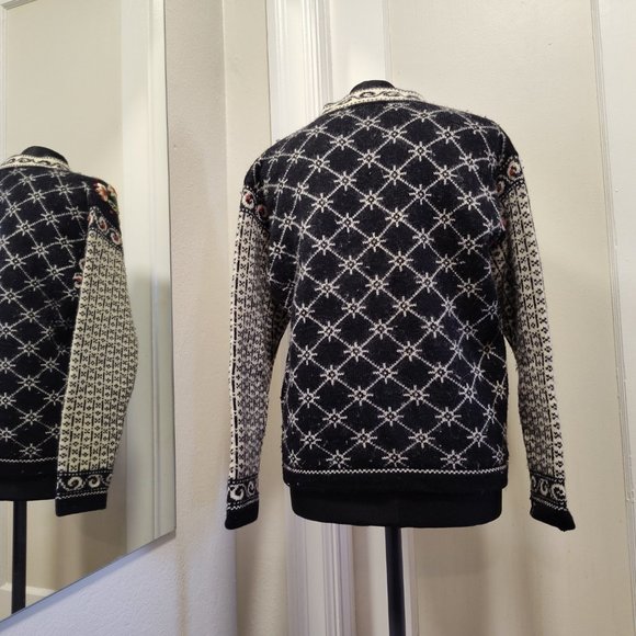 3/4 zip wool Icelandic Design sweater with floral design - Picture 4 of 6